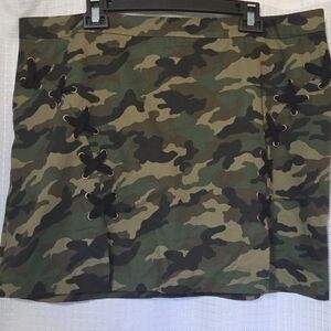 Forever 21+ Camouflage Skirt with Black Laced Accents Size 2X